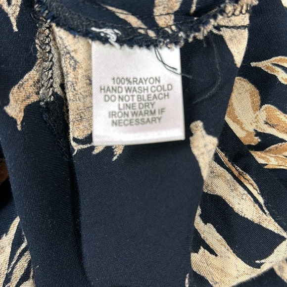 Lightweight Tunic Style Top - Picture 11 of 13